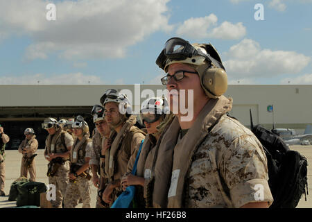 US-Marines und Segler mit Marine Aircraft Group (MAG) 11 und MAG-16, 3rd Marine Aircraft Wing (MAW), bereiten Sie ein MV-22 Osprey mit Marine Medium Tiltrotor Squadron (VMM) 165, MAG: 11, 3. MAW, im Marine Corps Air Station Miramar, Kalifornien, 21. Mai 2014 an Bord. VMM-165 transportiert, Marines, Segler und Ausrüstung zu Naval Auxiliary Landeplatz Insel San Clemente, um in einer Such- und Übung (SAREX) unter der Leitung von Marines, Matrosen und Küste Gardisten, zur Verbesserung des Piloten überleben Methoden und der Such- und Rettungsdienst Koordination und Verfahren zu beteiligen. (U.S. Marine Corps Foto: Stockfoto