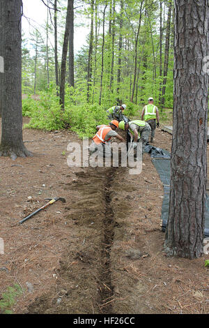 Michigan Air National Guard Flieger bauen einen Erosion Control Zaun am Camp Hinds Pfadfinderlager, Raymond, Maine, 21. Mai 2014. Die Flieger sind Mitglieder der 127. Bauingenieur-Geschwader bei Selfridge Air National Guard Base, Michigan Flieger, zusammen mit der Marine Corps Reservisten und Armee Reservisten arbeiten an verschiedenen Bauprojekten im Camp während einer innovativen Bereitschaft Ausbildungsmission die Militärangehörigen, die in verschiedenen Aufgaben und eine Gemeindeorganisation, in diesem Fall den Pfadfindern Ausbildung erhalten, von der Arbeit profitieren können. (U.S. Air National Guard Foto von T Stockfoto