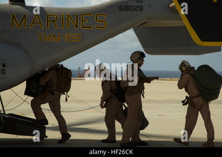 US-Marines und Segler mit Marine Aircraft Group (MAG) 11 und MAG-16, 3rd Marine Aircraft Wing (MAW) an Bord ein MV-22 Osprey mit Marine Medium Tiltrotor Squadron (VMM) 165, MAG: 11, 3. MAW am Naval Auxiliary Landeplatz Insel San Clemente, Kalifornien, 21. Mai 2014. VMM-165 transportiert, Marines, Segler und Ausrüstung zu Naval Auxiliary Landeplatz Insel San Clemente, um in einer Such- und Übung (SAREX) unter der Leitung von Marines, Matrosen und Küste Gardisten, zur Verbesserung des Piloten überleben Methoden und der Such- und Rettungsdienst Koordination und Verfahren zu beteiligen. (U.S. Marine Corps ph Stockfoto