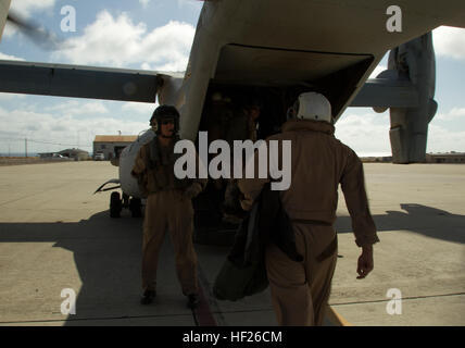 US-Marines und Segler mit Marine Aircraft Group (MAG) 11 und MAG-16, 3rd Marine Aircraft Wing (MAW) an Bord ein MV-22 Osprey mit Marine Medium Tiltrotor Squadron (VMM) 165, MAG: 11, 3. MAW am Naval Auxiliary Landeplatz Insel San Clemente, Kalifornien, 21. Mai 2014. VMM-165 transportiert, Marines, Segler und Ausrüstung zu Naval Auxiliary Landeplatz Insel San Clemente, um in einer Such- und Übung (SAREX) unter der Leitung von Marines, Matrosen und Küste Gardisten, zur Verbesserung des Piloten überleben Methoden und der Such- und Rettungsdienst Koordination und Verfahren zu beteiligen. (U.S. Marine Corps ph Stockfoto