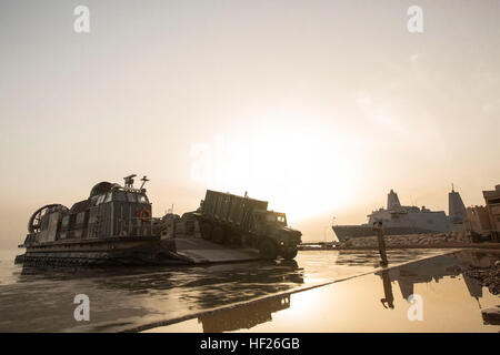 150526-M-YH418-005: JORDAN (26. Mai 2015) - A Medium Tactical Vehicle Ersatz oder 7-Tonne, Bekämpfung von Logistik-Bataillon 24 zugewiesen, 24. Marine Expeditionary Unit, orientiert sich aus ein Landungsboot Luftkissen, Aqaba, Jordanien, 26. Mai 2015. Die 24. MEU ist in Jordanien, die Durchführung einer Wäsche hinunter ihre Ausrüstung vor der Rückkehr in die Vereinigten Staaten. Die 24. MEU ist auf den Schiffen der Iwo Jima amphibisches bereit Gruppe begonnen und wird bereitgestellt, um die Aufrechterhaltung der regionalen Sicherheit in den USA 5. Flotte Einsatzgebiet. (Foto: U.S. Marine Corps CPL. Todd F. Michalek/freigegeben) USS New York führt washd Stockfoto