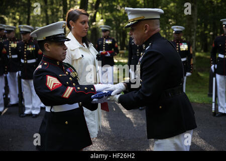 Sgt. Luis Remache ist durch Oberst Willard Buhl (rechts) während einer Zeremonie in Belleau Wood, Frankreich, 25. Mai 2014 im Ruhestand. Remache ist ein ehemaliges Mitglied der 5. Marine Regiment, eine bilaterale Amputierte und eine zweifache Empfänger Purple Heart ausgezeichnet. Memorial Day feiern bis zum 96. Jahrestag der historischen Schlacht Belleau Wood, kamen die Mitglieder des Verwundeten Krieger Regiment am Aisne-Marne amerikanischen Friedhof zum Gedenken an ihre gefallenen Helden im Rahmen einer professionellen militärischen Ausbildung. Remache Service inbegriffen irakischen Operationen und Enduring Freedom. Verwundeten Krieger zieht sich bei B Stockfoto