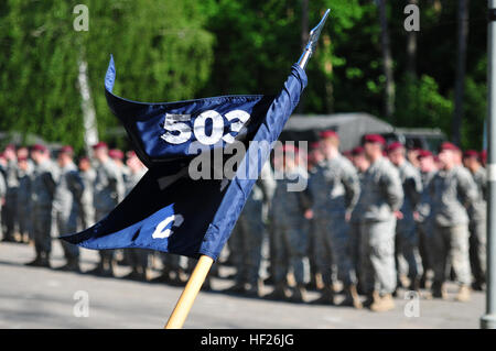 Die Guidon für ausgewählte Unternehmen, 1. Bataillon, 503. Infanterieregiment ist 173rd Airborne Brigade in einer Formation während eines Alliierten Flügel-Austausch Zeremonie 26. Mai 2014, in Drawsko Pomorskie, Polen statt. Airborne Soldaten können Partner Nation Sprung Flügel verdienen, nach Teilnahme an operiert in der Luft durch diese Nation Jumpmasters führte. Fallschirmjäger von ausgewählten Unternehmen haben in Polen neben Kanadas Prinzessin Patricias Canadian Light Infantry und Polens 6. Airborne Brigade für den letzten Monat, Förderung der Interoperabilität zwischen den Streitkräften ausgebildet. (US Armee-Foto von Sgt. Brian Go Stockfoto