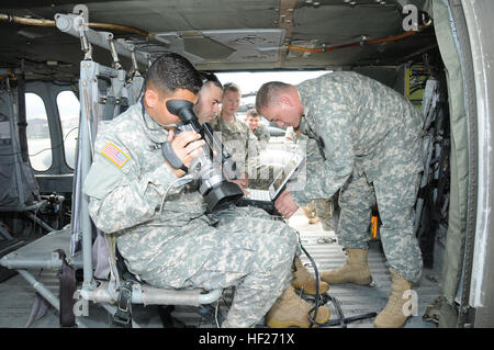 U. bereiten Sie S. Armee Sgt. Francisco Padilla (links), Sgt. Louis Padilla und Staff Sgt Patrick Trevillion, Dozenten aus der Armee Süden Geospatial Planungszelle, die automatische Route Aufklärung Kit (ARRK) für eine Aufklärungsmission Antenne Route.  Die Joint Task Force-Bravo U. S. südlichen Befehl situative Bewertung Team (SSAT) geschult und praktische Übungen mit der ARRK in Vorbereitung für zukünftige Katastrophe Hilfseinsätze durchgeführt.  Es beschäftigt einen robusten Laptop-Computer, automatisch und kontinuierlich Verkehrsinformationen und Zustand Situationsbewusstsein und Fa zu sammeln Stockfoto