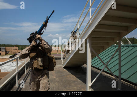 Marines mit Alpha Company, 8. Engineer Support Battalion, 2. Marine Logistics Group zu bewegen, die auf dem Dach eines Gebäudes bei einem militärischen Operationen in urbanem Gelände Übung an Bord Camp Lejeune, North Carolina, 5. Juni 2014 zu löschen. Die Marines mit Infanterie-Taktiken in einem städtischen Umfeld weiterhin die Kampfbereitschaft als Kampf-Ingenieure ausgebildet. Urbane Operationen gegen Ingenieure auf die Probe gestellt 140605-M-DS159-012 Stockfoto