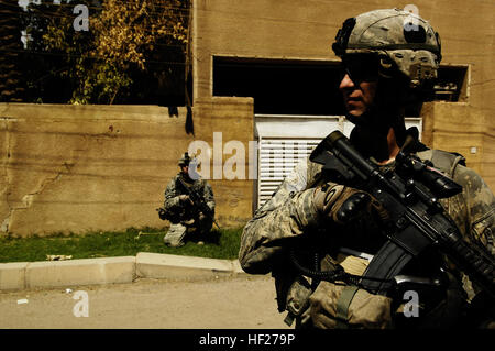 US Armee Sgt. 1. Klasse Ronald Gardner, gebürtig aus Lafayetta, ind., und US Army Spc. Joshua Ingram, gebürtig aus Portales, N.M., sorgen für Sicherheit auf einer Straße in Muhala 667 Ghazaliyah, Irak am September 5, 2008. Die US-Soldaten sind Teil des Bravo Truppe, 1. Staffel, 75. Kavallerie, 2. Zug, 101. US-Luftlandedivision. (US Air Force Foto von Staff Sgt. Manuel J. Martinez/freigegeben) Flickr - DVIDSHUB - kombiniert Bevölkerung Engagement Mission Stockfoto