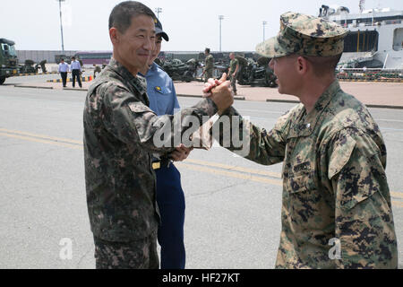 US Marine Oberstleutnant Matthew J. Gorboty, Recht, schüttelt Hände mit einer Republik der Korea Marine in Pyeongtaek Port, Südkorea, Juni 9 nach der Ankunft für koreanische Marine Austauschprogramm 14-7. KMEP stärkt die Beziehungen zwischen ROK und US-Marines indem wir einzigartige Möglichkeiten, gemeinsam zu trainieren. Gorboty ist ein Westfield, New Jersey, Native und Feld-Artillerie-Offizier mit 12. Marine Regiment, 3. Marineabteilung, III Marine Expeditionary, Marinekorps Installationen Pacific. (Foto: U.S. Marine Corps Lance Cpl. Thor J. Larson/freigegeben) US Marine Offload signalisiert Anfang des koreanischen Marine Exch Stockfoto