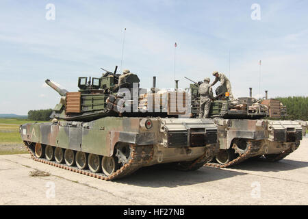 Tank-Crew-Mitglieder ab dem 1. Brigade Combat Team, 1. Kavallerie-Division, bereiten ihre M1A2 Sep V2 Abrams-Panzer für live-Feuer-Operationen während der Übung kombiniert zu beheben II am Truppenübungsplatz der US-Armee Grafenwöhr, Deutschland, 10. Juni 2014. Dies ist das erste Mal die 1st Brigade Combat Team, 1. Kavallerie-Division, trat Gunnery Training mit den europäischen Aktivität festgelegt. Die EAS ist ein Bataillon mittlere Gruppe von gepanzerten Fahrzeugen und Ausrüstung vorpositioniert auf der US-Armee gemeinsame Multinational Training Command in Grafenwöhr zu unterstützen und US Army Outfit rotatorischen Kräfte Fähigkeiten zu trainieren Stockfoto