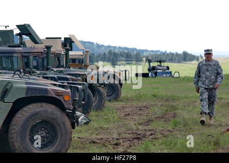 140610-Z-XA030-111. JPG BLACK HILLS NATIONAL FOREST, Custer, S.D., 10. Juni 2014 – Georgien Armee National Gardist Master Sgt. Pablo Rodriguez, ein senior Unteroffizier mit Metter, Ga., basierend 265th regionale Selbsthilfegruppe Spaziergänge vorbei an einer Reihe von Humvees inszeniert auf FOB Custer, wo mehrere Einheiten Arbeitsbereiche eingerichtet haben, amerikanischen, britischen, kanadischen und dänischen Truppen während der diesjährigen Golden Coyote Übung aufzunehmen.  (Foto von Sgt. Michael Uribe Georgien Army National Guard) Goldene Coyote 140610-Z-XA030-111 Stockfoto