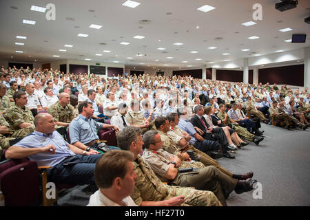 Vorsitzender der Joint Chiefs Of Staff General Martin E. Dempsey spricht zu Studenten der Joint Services Command and Staff College während einer Frage- und Antwortrunde mit U.K Chef der Verteidigung Personal General Sir Nickolas Houghton an der Defense Academy of Vereinigtes Königreich in Shrivenham, U.K. 11. Juni 2014. DoD Photo by Massenkommunikation Spezialist 1. Klasse Daniel Hinton. CJCS Gespräche mit zukünftigen Führungskräfte 140611-D-KC128-258 Stockfoto