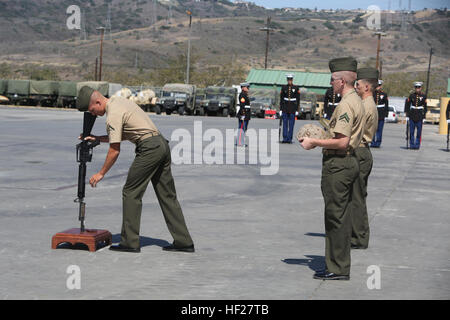 Marines mit 1st Combat Engineer Battalion, 1. Marineabteilung, ich Marine Expeditionary Force, bilden die Schlacht Kreuz zur Erinnerung an Lance Cpl. Matthew Rodriguez während einer Trauerfeier an Bord Camp Pendleton, Kalifornien, 11. Juni 2014. Für den Service, Familienangehörige sowie Rodriguez' Verlobte, Julia Tapper, waren anwesend. Ingenieure der 1. CEB erinnern gefallenen Bruder 140611-M-KY023-728 Stockfoto