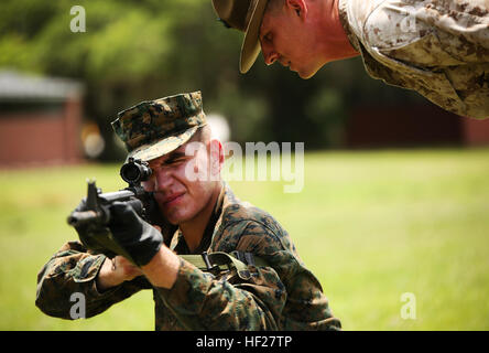 RCT Archibald Tassot, ein 18-j hrige gebürtig aus Milford, NJ, ist derzeit eine Ausbildung am Marinekorps rekrutieren Depot Parris Island, SC, in der Hoffnung auf den Titel des United States Marine zu verdienen. Tassot ist mit Zug 1054, Charlie Kompanie, 1. rekrutieren Training Bataillon training und wird voraussichtlich 25. Juli 2014 absolvieren. "Ich trat das Marine Corps, weil dieses Land meiner Familie so viel gegeben hat, und ich habe das Gefühl, es ist meine Aufgabe, dieses Land zurückzahlen", sagte Tassot, der 2013 Absolvent des Delaware Valley Regional High School ist. Ca. 20.000 Rekruten kommen auf Parris Island jährlich für die cha Stockfoto