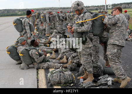 Capt Joshua Edgington, ein Sprung-Meister für Texas Army National Guard 1st Battalion (Airborne), 143. Infanterie-Regiment, führt die Jump Master Personal Inspektion für SGT Oscar Moreno, ein Fallschirm Rigger mit 294th Quartermaster Company Jumpmasters haben, überprüfen die Fallschirmjäger-Ausrüstung, stellen Sie sicher, es ist sicher für die Soldaten zu verwenden. Diese Übung hilft, Einheiten für ihre Kriegs- und Friedenszeiten Missionen vorzubereiten. (US Army National Guard Foto von Spc. Donald E. Williams/freigegeben) Armee, der Air National Guard führen gemeinsame Kampf Airdrop 140613-Z-MH530-133 Stockfoto