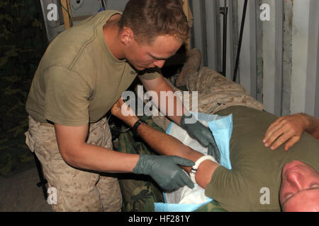 080911-M-8000M-009 DELERAM, Afghanistan (11. September 2008) Hospital Corpsman 1. Klasse Louie Bismonte und Hospitalman Michael Mccarthy, beide 2. Batallion 7th Marines zugewiesen zu verwalten und IV eine trockene Marine in Camp Deleram. Basierend auf Marine Air Ground Combat Center Twenty Nine Palms, 2nd Battalion 7th Marines, ist eine verstärkte leichte Infanterie, das Bataillon Unterstützung der Operation Enduring Freedom in Afghanistan stationiert. (Foto: U.S. Marine Corps Lance CPL James T. McKenzie/freigegeben) US Navy 080911-M-8000 M-009 Hospital Corpsman 1. Klasse Louie Bismonte und Hospitalman Michael Mccarthy, Bo Stockfoto