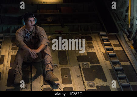LCpl Robert Uanino, KC-130J Crewchief, befestigt an Spezial-Marine Air-Ground Task Force Krisenreaktion von Marine Aerial auftankenden Transport Squadron-252, wartet auf den Anruf von den Piloten, die hintere Luke, Mittelmeer, 15. Juni 2014 öffnen. KC-130J von SP-MAGTF Krisenreaktion flog nach der USS Bataan, um Luft tanken Bohrer mit der 22. Marine Expeditionary Unit CH-53Es durchzuführen.  Marines mit SP-MAGTF Krisenreaktion befinden sich derzeit in Italien in der Lage, US-Personal und Einrichtungen auf US-Installationen in Nordafrika zu schützen, im Falle sie sind sein Stockfoto