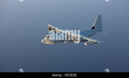 Eine KC-130J befestigt, Spezial-Marine Air-Ground Task Force Krisenreaktion von Marine Aerial auftankenden Transport Squadron-352, fliegt über das Mittelmeer, 15. Juni 2014.  KC-130J von SP-MAGTF Krisenreaktion flog nach der USS Bataan, um Luft tanken Bohrer mit der 22. Marine Expeditionary Unit CH-53Es durchzuführen.  Marines mit SP-MAGTF Krisenreaktion befinden sich derzeit in Italien zu US-Personal und Einrichtungen auf US-Installationen in Nordafrika zu schützen, für den Fall, dass sie für eine Antwort-Mission gebraucht werden dürfen.  (Offizielle Marinekorps Foto von Staff Sgt Stockfoto