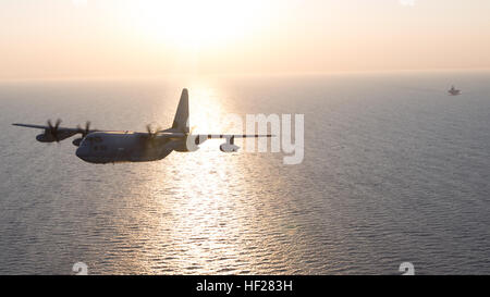 KC-130J angebracht zu besonderen Zweck Marine Air-Ground Task Force Krisenreaktion von Marine Aerial auftankenden Transport Geschwader-352 (gezeigt) und 252, fliegen in Formation zusammen mit der USS Bataan, Mittelmeer, 15. Juni 2014. KC-130J von SP-MAGTF Krisenreaktion flog nach der USS Bataan, um Luft tanken Bohrer mit der 22. Marine Expeditionary Unit CH-53Es durchzuführen.  Marines mit SP-MAGTF Krisenreaktion befinden sich derzeit in Italien zu US-Personal und Einrichtungen auf US-Installationen in Nordafrika zu schützen, für den Fall, dass sie für eine Antwort Missio benötigt werden dürfen Stockfoto