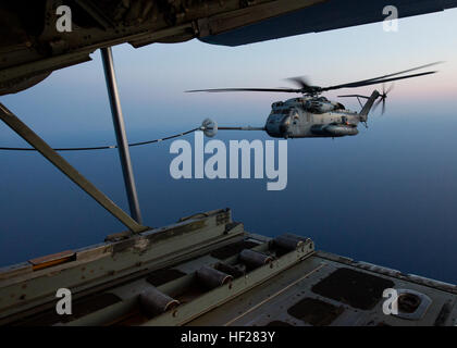 Ein CH-53E aus der 22. Expeditionary Unit führt eine Luft tanken mit einem KC-130, der Special-Purpose Marine Air-Ground Task Force Krisenreaktion von Marine Aerial auftankenden Transport Geschwader - 252, Mittelmeer, 15. Juni 2014 zugewiesen. KC-130J von SP-MAGTF Krisenreaktion flog nach der USS Bataan, um Luft tanken Bohrer mit der 22. Marine Expeditionary Unit CH-53Es durchzuführen.  Marines mit SP-MAGTF Krisenreaktion befinden sich derzeit in Italien zu US-Personal und Einrichtungen auf US-Installationen in Nordafrika zu schützen, für den Fall, dass sie für eine erneute benötigt werden dürfen Stockfoto