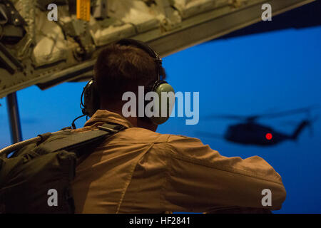 Sgt. Blaise Conway, KC-130 Crewchief, befestigt an Spezial-Marine Air-Ground Task Force Krisenreaktion von Marine Aerial auftankenden Transport Squadron-252, Uhren den Ansatz aus einer CH-53E aus der 22. Marine Expeditionary Unit, wie sie versuchen, eine Luft tanken, Mittelmeer, 15. Juni 2014 durchzuführen.  KC-130J von SP-MAGTF Krisenreaktion flog nach der USS Bataan, um Luft tanken Bohrer mit der 22. Marine Expeditionary Unit CH-53Es durchzuführen.  Marines mit SP-MAGTF Krisenreaktion befinden sich derzeit in Italien zu US-Personal und Einrichtungen zu schützen können Stockfoto