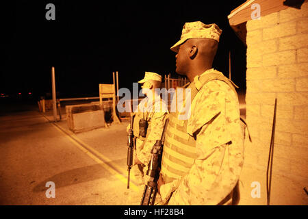 Lance Cpl. Corey Edmunds, Marine Aircraft Gruppe 49, blickt in die Ferne mit Lance Cpl. Chris Nichols, Marine Wing Support Squadron 471, für alle Fahrzeuge, die ganze Nacht im Camp Wilson auf Marine Air Ground Combat Center Twentynine Palms, 17. Juni 2014 nähern können. Marines auf der Hut bei ITX 6-14 061714-M-pt555-016 Stockfoto