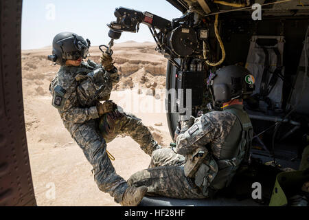 SPC. Nicholas Mouyos, Flug Medic wird durch Hebezeug von Spc. Giles Dunlop, ein Crewchef angehoben, nach der Rettung einer simulierten Casulaty während ein Personal Recovery Übung zwischen einem UH-60 Black Hawk am 19. Juni 2014, in Kuwait von Unternehmen C, 1. Bataillon, 214th Air Ambulance, 42. Combat Aviation Brigade (CAB) und eine kuwaitische Luftwaffe SA 330 Puma Hubschrauber geflogen. 42. CAB und kuwaitischen Streitkräfte führen regelmäßig gemeinsame Partnerschaften ein, um ihre Fähigkeit zur Reaktion auf Notfälle zu verbessern. Die 42. CAB, New York Army National Guard wird nach Kuwait zur Unterstützung der Operation Enduring Freedom eingesetzt. (N Stockfoto