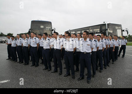 Kadetten mit der Japan Air Self-Defense Force stehen in einer Formation 18. Juni um Marine Corps Air Station Futema. Die Kadetten betrachtet eine statische Anzeige von MV-22 Osprey Tiltrotor Flugzeug mehr wissen über die verschiedenen Arten von Flugzeugen gewinnen. Die JASDF Mitglieder sind Luftfahrt Kadetten mit JASDF Air Training Command. (U.S. Marine Corps Foto von Lance Cpl. Devon Tindle/freigegeben) JASDF Kadetten MCAS Futenma-tour, aufstehen Lupe bei Osprey 140620-M-XW268-012 Stockfoto