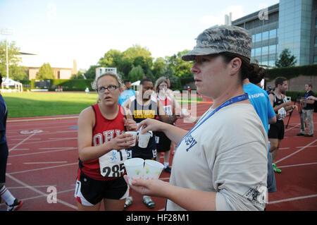 US Air Force Staff Sgt Cassandra Trott mit der New Jersey Air National Guard 108. Flügel verteilt Wasser, Athleten in die Special Olympic USA-Spiele 2014 19. Juni 2014. Mitglieder der Nationalgarde von New Jersey zur Verfügung gestellt, Wasser und Eis für die Sportler und ihre Familien während der Veranstaltungen und unterstützt mit Aufbau und Abriss der Veranstaltungsorte verwendet. (U.S. Air National Guard Foto von Airman Amber Powell/freigegeben) New Jersey Nationalgarde unterstützt Special Olympics 140616-Z-PJ006-075 Stockfoto