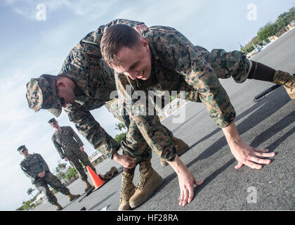 US Marine Lance CPL Andrew Soliz, MP COC, C Company, führt eine Suche auf US Marine CPL Andrew Linnig, MP COC, C Company, als Teil einer Traffic Control Point Training Evolution das Fahrzeug enthalten und Personalsuche Tradewinds 2014 an Bord der Dominikanischen Naval Base, Las Calderas, befindet sich in der Nähe von Bani, Dominikanische Republik, 22. Juni 2014. US-Marines mit Charley Gesellschaft, 4. Law Enforcement Bataillon, zwingt Meeresschutzgebiet und Soldaten mit der kanadischen Armee sind Polizeikräfte aus 13 Partnerstaaten, die Teilnahme an der Phase II des Tradewinds 2014 vom 16. Juni bis statt training Stockfoto