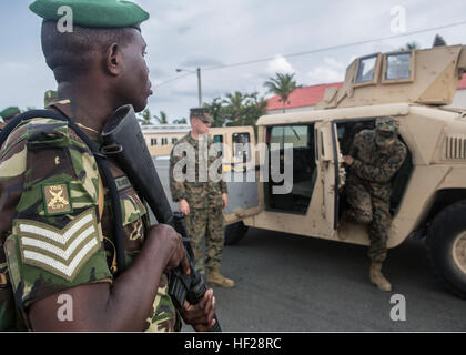 CPL. Calvin Raper, Soldaten aus der Armee Trinidad und Tobago steht Uhr während der Teilnahme an Traffic Control Point Training Evolution die Fahrzeug enthalten und Personalsuche Tradewinds 2014 an Bord der Dominikanischen Naval Base, Las Calderas, befindet sich in der Nähe von Bani, Dominikanische Republik, 22. Juni 2014. US-Marines mit Charley Gesellschaft, 4. Law Enforcement Bataillon, zwingt Meeresschutzgebiet und Soldaten mit der kanadischen Armee bilden Polizeikräfte aus 13 Partnerstaaten, die Teilnahme an der Phase II des Tradewinds 2014 vom 16. Juni bis 25. Juni statt. Tradewinds 2014 ist ein Gelenk, com Stockfoto