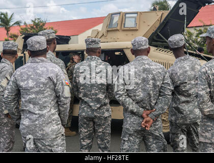 Militärisches Personal aus der Dominikanischen Republik zu sehen, dass eine Fahrzeug Suche Demonstration im Rahmen einer Übung Traffic Control Point während der Tradewinds 2014 an Bord der Dominikanischen Naval Base, Las Calderas, Bani, Dominikanische Republik, 22. Juni 2014 in der Nähe. US-Marines mit Charley Gesellschaft, 4. Law Enforcement Bataillon, zwingt Meeresschutzgebiet und Soldaten mit der kanadischen Armee bilden Polizeikräfte aus 13 Partnerstaaten, die Teilnahme an der Phase II des Tradewinds 2014 vom 16. Juni bis 25. Juni statt. Tradewinds 2014 ist eine gemeinsame, kombinierte Übung durchgeführt, um die inzwischen bauen Stockfoto