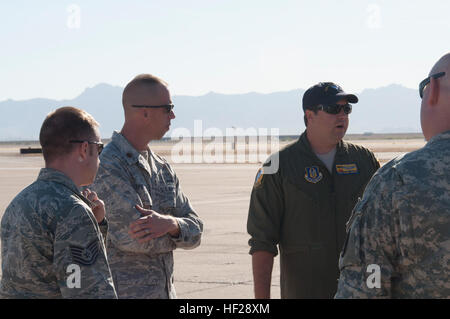 Techn. Sgt. Randy Green, ein Last-Meister aus der 729. Airlift Squadron, führt eine kurze Einarbeitung für die Arizona National Guard 91. Civil Support-Team unter Williams Gateway Airport in Mesa, Arizona Die beiden Einheiten nahmen an Joint-Service statische Belastung Ausbildung mit einer C-17A Globemaster III 24 Juni. (Foto: Spc. Wes Parrell Nationalgarde) ArizonaE28099s WMD Team trainiert für bundesweite Antwort 140624-Z-GD917-039 Stockfoto