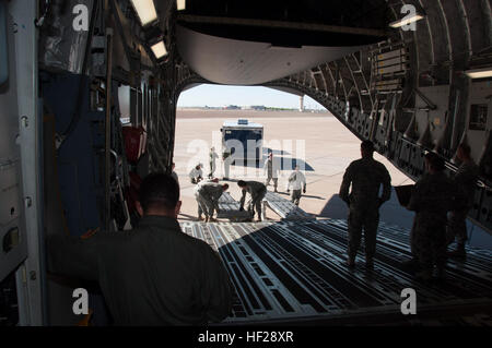 Mitglieder der 91. Civil-Support-Team der Arizona National Guard und der Air Force Reserve 729. Airlift Squadron konstruieren Verladerampen an der Ladebucht Tür eines C-17A Globemaster III während einer Übung statischer Belastung am Williams Gateway Airport in Mesa, Arizona Die beiden Einheiten arbeiteten zusammen, um die schnelle Einsatzfähigkeit der Arizona Waffen Massenvernichtungswaffen Antwort verbessern zwingen Juni 24. (Foto: Spc. Wes Parrell Nationalgarde) ArizonaE28099s WMD Team trainiert für bundesweite Antwort 140624-Z-GD917-063 Stockfoto