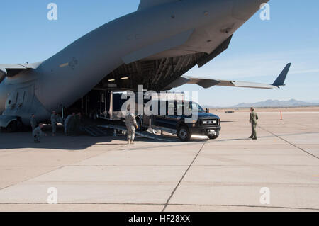 Mitglieder der 91. Civil-Support-Team der Arizona National Guard und der Air Force Reserve 729. Airlift Squadron laden Geräte und Fahrzeuge in einer C-17A Globemaster III während einer Übung statischer Belastung am Williams Gateway Airport in Mesa, Arizona Die beiden Einheiten arbeiteten zusammen, um die schnelle Einsatzfähigkeit der Arizona Waffen Massenvernichtungswaffen Antwort verbessern zwingen Juni 24. (Foto: Spc. Wes Parrell Nationalgarde) ArizonaE28099s WMD Team trainiert für bundesweite Antwort 140624-Z-GD917-074 Stockfoto