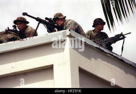 Von oben auf einem Gebäude als die amerikanische Botschaft uns Marine Corps Corporal (CPL) sieht Eric Folstad durch das Zielfernrohr eines (12,7 mm).50 in Barrett ÔLight FiftyÕ Modell 82A1 "sniping" Gewehrs. Mans CPL Travis Salvador (links) die eine 5,56 mm M16A2 Sturmgewehr mit einem montierten Rahmen und Lanze-Obergefreites (LCPL) George Boue trägt die 5,56 mm M16A2 mit M203 Granatwerfer angebracht. In Kaneohe Bay Marine Corps Station (MCS), führte HI Marines von 11. Marine Expeditionary Unit (MEU) Camp Pendleton, Kalifornien Übungen in Hawaii als Teil der Operation RIMPAC Õ96. Marine mit M82 Stockfoto