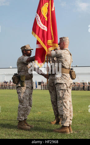 Lieutenant Colonel Craig C. Clemans (rechts) überträgt die Farben der 2. Wartung Bataillon an Oberstleutnant Edwin Norris (links), während das Gerät Änderung der Befehl Zeremonie am 26 Juni.  (Foto: U.S. Marine Corps Pfc Justin Updegraff) Übergabe der Farben 140623-M-TV331-002 Stockfoto