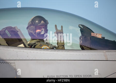 US Air Force Captain Arnold Lucchesi aus der New Jersey Air National Guard 177. Fighter Wing "Jersey Devils" zeigt Teufel Hörner vor dem ausziehen für eine Ausbildungsmission am 29. Juni 2014, im Atlantic City Air National Guard Base, N.J. Lucchesi eine f-16 Piloten der 119. Jagdstaffel zugeordnet ist. (U.S. Air National Guard Foto von techn. Sgt. Matt Hecht/freigegeben) Viper Bilder 140629-Z-NI803-058 Stockfoto