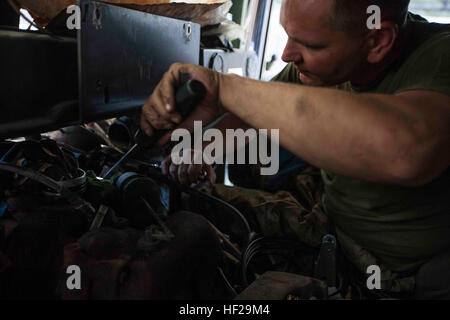 US Marinekorps Sgt. Billy Yon, Bekämpfung von Logistik-Bataillon 22, 22. Marine Expeditionary Unit (MEU), motor Transport Wartung Chef für die USS Gunston Hall (LSD-44) und Native Wewahitchka, Florida, zerlegt einen Humvee-Motor, die Ventildichtungen zu ersetzen. Die Marines führen zuvor geplanten Sustainment Ausbildung, Kompetenz und ein hohes Maß an Bereitschaft zu erhalten. Die 22. MEU wird mit der Bataan amphibische bereit Gruppe als ein Theater-Reserve und Krise-Reaktionskräfte US Central Command und den USA bereitgestellt 5. Flotte Aufgabengebiet. (US Marine Corp Stockfoto