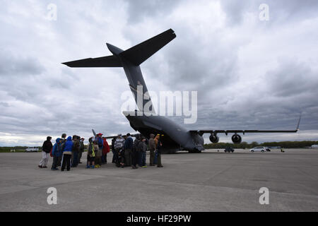 Boy Scouts vom Bezirk Chinquapin der schwarze Sumpf Bereich Rat Tour eine c-17 Globemaster III an der 180. Kämpfer-Flügel in Swanton, Ohio am 14. Mai 2016. Die Scouts konnten sitzen im Cockpit und erkunden eine der größten Jets in das Arsenal der Luftwaffe. (Ohio Air National Guard Foto Staff Sgt John Wilkes/freigegeben) 180. FW Gastgeber Pfadfinder Camporee 160514-Z-UU619-170 Stockfoto