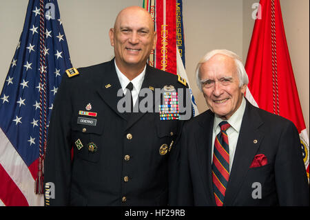 Veteranen des zweiten Weltkriegs Sgt. Don Carter und US Army Chief Of Staff General Ray Odierno Pose für ein Bild in ein Büro rufen das Pentagon, Arlington, VA., 9. Juli 2014. Carter diente im zweiten Weltkrieg mit der 4. US-Infanteriedivision, zugeordnet der 44. Field Artillery Battalion, kämpfen in der Normandie, Nordfrankreich, Ardennen in der Ardennenoffensive, Rheinland, und in Mitteleuropa. (US Armee-Foto von Staff Sgt. Mikki L. Sprenkle/freigegeben) WWII Veteran Sgt. Don Carter trifft mit uns Armee Stabschef General Ray Odierno 140709-A-KH856-076 Stockfoto