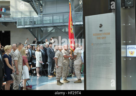 Lt. Col T. Shane Tomko, die ankommenden Verwundeten Krieger Regiment Kommandierender Offizier, kehrt die Marine Corps Farben Sgt. Major Michael T. Mack, Verwundeten Krieger Regiment Sergeant Major, nach ihrer Lieferung durch Oberst Willard A. Buhl (links), die ausgehende Verwundeten Krieger Regiment Kommandierender Offizier, während die Verwundeten Krieger Regiment Änderung der Befehl Zeremonie im National Museum of the Marine Corps am 10. Juli. Verwundeten Krieger Regiment erhält neue Kommandierender Offizier 140710-M-DE387-001 Stockfoto