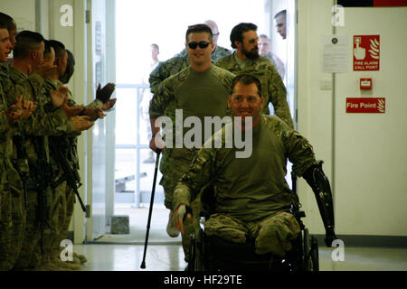 Armee Sgt. Adam Keys, einem verwundeten Krieger aus Bethesda, MD., wird von anderen Soldaten und Marines während seines Besuchs in Camp Leatherneck, begrüßt der Provinz Helmand, Afghanistan, 10. Juli 2014. Der Besuch war mit Betrieb richtige Ausfahrt, eine Organisation, die Verwundeten Krieger, die hilft vor Verletzungen im Kampf erholen. Verwundeten Krieger besuchen Camp Leatherneck, Afghanistan 140710-M-KC435-001 Stockfoto