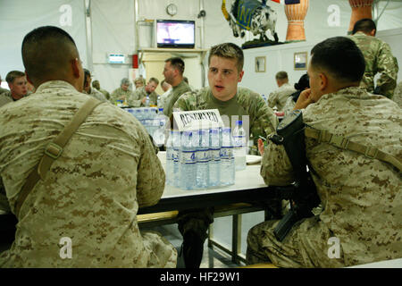 Armee Sgt. Adam Hartswick, einem verwundeten Krieger aus State College, Penn, isst Mittagessen mit Marines während seines Besuchs in Camp Leatherneck, Provinz Helmand, Afghanistan, 10. Juli 2014. Der Besuch war mit Betrieb richtige Ausfahrt, eine Organisation, die Verwundeten Krieger, die hilft vor Verletzungen im Kampf erholen. Verwundeten Krieger besuchen Camp Leatherneck, Afghanistan 140710-M-KC435-004 Stockfoto