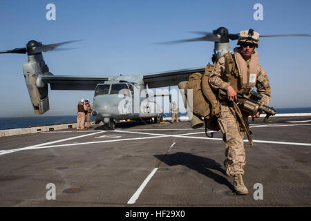 U.S. Marine Corps Lance Cpl. John Conlon, Battalion Landing Team 1. Bataillon, 6. Marine Regiment, 22. Marine Expeditionary Unit (MEU), M32 Grenadier und gebürtig aus Sarasota, Florida, wird ein MV-22 Osprey Tiltrotor Flugzeug mit Marine Medium Tiltrotor Squadron (VMM) 263 (Stahlbeton), 22. MEU, an Bord der amphibischen Transportschiff der Dock USS Mesa Verde (LPD 19) während der routinemäßigen Flugbetrieb beendet. Die 22. MEU wird mit der Bataan amphibische bereit Gruppe als ein Theater-Reserve und Krise-Reaktionskräfte US Central Command und den USA bereitgestellt 5. Flotte Aufgabengebiet. (US-Marine C Stockfoto