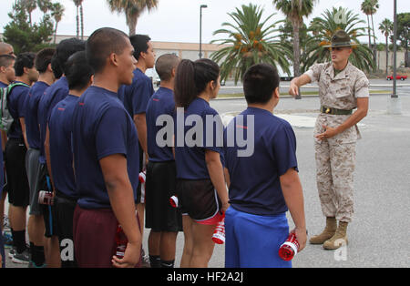 Fünfhundert zehn Mitglieder des Marine Corps Recruiting Station San Diego verspäteten Eintrag Programm teilnehmen, in der jährlichen Poolee Olympics an Bord der Marine Corps Base Camp Pendleton, Kalifornien, Juli 12. Veranstaltungen enthalten eine Einführung in die Bohrmaschine Ausbilder, Staffelläufe, Pull-up-Wettbewerbe, statische gepanzerten Angriff Fahrzeug Displays, Kader Liegestütze und endete in einem Tauziehen-Wettbewerb. Poolees reisten aus San Diego County, Clark County, Nevada und Inland Empire RS San Diego Gastgeber jährliche Poolee Olympia 140712-M-UP717-027 Stockfoto