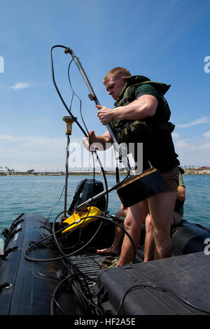 Lance Cpl. Rob Govitz, Lapeer, Michigan, Native und Geospatial Intelligence Analyst mit 2. Intelligence Battalion, II. Marine Expeditionary Force, Installationen Unterwasser tiefe Erkenntnis und Sonar Ausrüstung zu seinem Sternzeichen Boot in Camp Pendleton, Kalifornien, 14. Juli 2014. Govitz verwendet das Gerät zur Messung von Wassertiefen und topographischen Informationen aus verschiedenen Stränden an der Basis zu sammeln. Das Team der erfolgreichen Einsatz ihrer Umfrage-Programm nach Kalifornien geholfen, ihr Konzept zu beweisen hat das Potenzial zu erreichen und Marine-Einheiten in verschiedenen Ausbildungs- und operativen Umgebungen auch in Zukunft unterstützen. Stockfoto