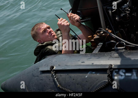 Lance Cpl. Rob Govitz, ein Lapeer, Michigan, Native und Geospatial Intelligence Analyst bei 2. Intelligence Battalion, II. Marine Expeditionary Force, Reittiere sensorische Tauchausrüstung zu seinem Zodiac Boot in Camp Pendleton, Kalifornien, 14. Juli 2014. Das Bataillon Marines Befragten mehrere Strände an der Basis mit Positionierung, Sonar und Tiefe Suche nach Ausrüstung testen Sie ihre Fähigkeit, über ihre Operationsbasis in Camp Lejeune, North Carolina, zu reisen und Verhalten detaillierte Erhebungen der aquatischen Umwelt. Die Marines zusammen mit Mitgliedern der Navy Naval Oceanography Special Warfare Command während Stockfoto