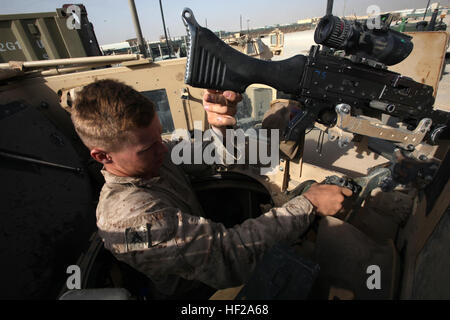 Corporal Alex Roberts, ein Revolver Schütze und Waffen Unteroffizier mit Bekämpfung der Logistik-Bataillon 7, steigt seine M240B Maschinengewehr in den Turm von seiner Mine Resistant Ambush Protected Fahrzeug an Bord Camp Leatherneck, Afghanistan, 14. Juli 2014. Roberts, fungieren gebürtig aus Dunnellon, Florida, und seine Kollegen Turm "Gunners" CLB-7 als Augen und Ohren, während die Schutzengel der jede Patrouille bekämpfen Logistik während ihres Einsatzes durchgeführt. (US Marine Corps Foto von Sgt. Frances Johnson/freigegeben) Turm "Gunners" Bekämpfung von Logistik-Bataillon 7 halten Konvoi sicher 140714-M-JD595-0046 Stockfoto