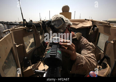 Corporal Alex Roberts, ein Revolver Schütze und Waffen Unteroffizier mit Bekämpfung der Logistik-Bataillon 7, macht Feineinstellungen zu seinem M240B Maschinengewehr im Turm des seine Mine Resistant Ambush Protected Fahrzeug an Bord Camp Leatherneck, Afghanistan, 14. Juli 2014. Roberts, fungieren gebürtig aus Dunnellon, Florida, und seine Kollegen Turm "Gunners" CLB-7 als Augen und Ohren, während die Schutzengel der jede Patrouille bekämpfen Logistik während ihres Einsatzes durchgeführt. (US Marine Corps Foto von Sgt. Frances Johnson/freigegeben) Turm "Gunners" Bekämpfung von Logistik-Bataillon 7 halten Konvoi sicher 1 Stockfoto