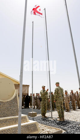 Georgische Soldaten mit dem georgischen Kontingent in Afghanistan, teilnehmen an der georgischen Fahne senken Zeremonie an Bord Camp Leatherneck, Provinz Helmand, Afghanistan, 15. Juli 2014. Die Absenkung der georgischen Flagge über Camp Leatherneck formal schließt die Beteiligung des Landes im Regional Command (Südwesten), seit 2004. (Offizielle U.S. Marine Corps Foto von Sgt. James D. Pauly, Marine Expeditionary Brigade Afghanistan/freigegeben) Georgische Fahne senken Zeremonie 140715-M-OM358-079 Stockfoto