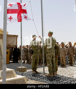 Georgische Soldaten mit dem georgischen Kontingent in Afghanistan, teilnehmen an der georgischen Fahne senken Zeremonie an Bord Camp Leatherneck, Provinz Helmand, Afghanistan, 15. Juli 2014. Die Absenkung der georgischen Flagge über Camp Leatherneck formal schließt die Beteiligung des Landes im Regional Command (Südwesten), seit 2004. (Offizielle U.S. Marine Corps Foto von Sgt. James D. Pauly, Marine Expeditionary Brigade Afghanistan/freigegeben) Georgische Fahne senken Zeremonie 140715-M-OM358-088 Stockfoto